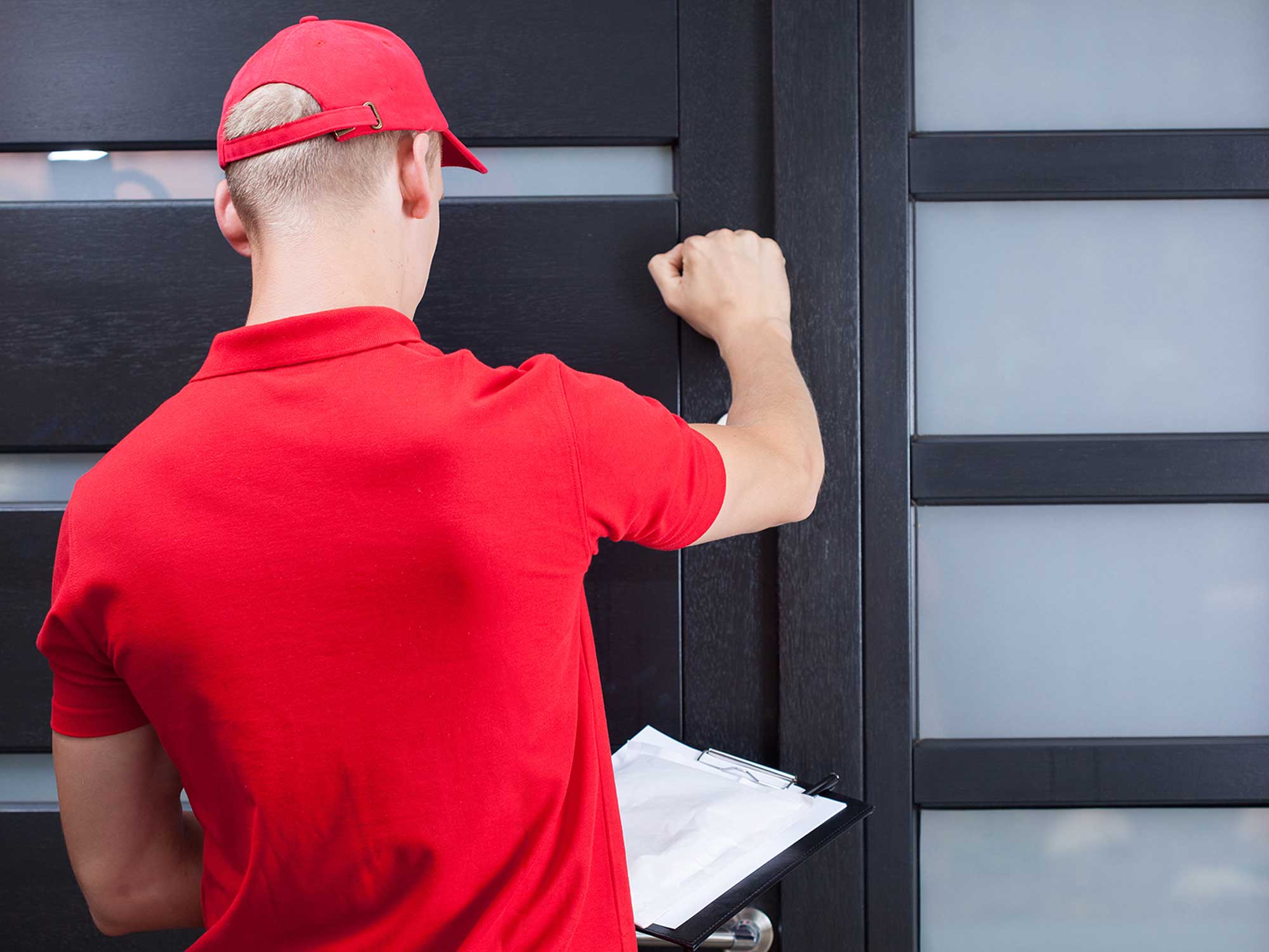 Доставим до двери. Услуги от двери до двери. Доставщик мебели в красном. Доставим до двери. Курьер вектор.